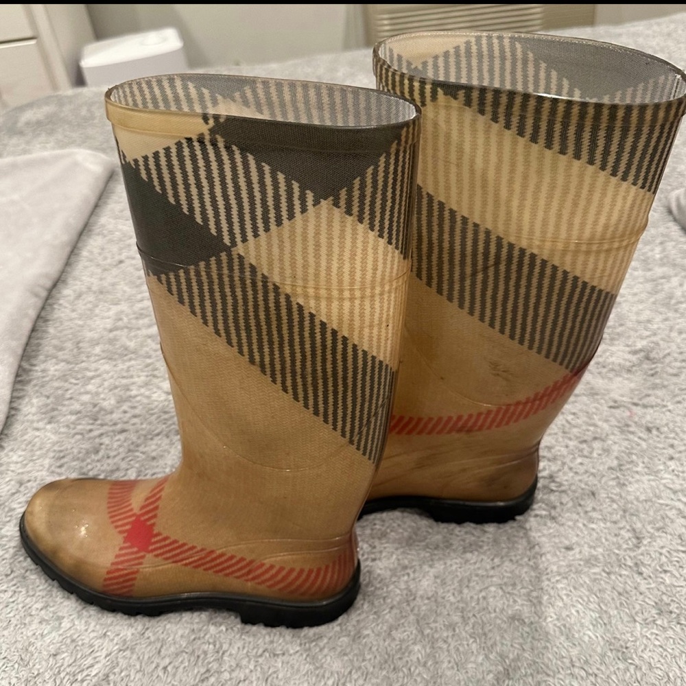 Real Burberry womens 8/39
Check Rain Boots
Gently used  see the pictures